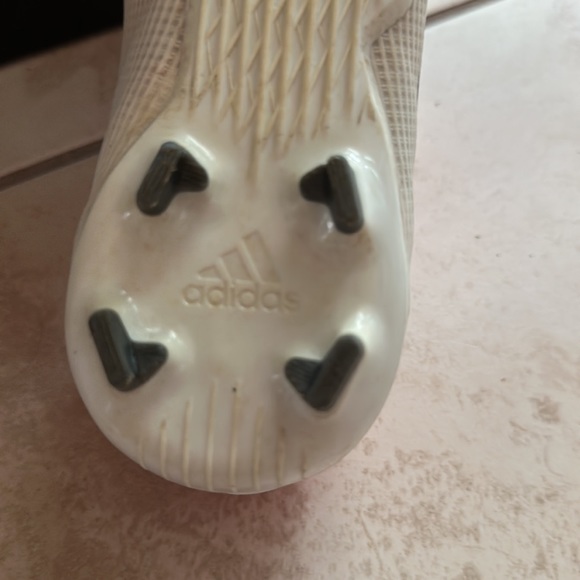 BOYS ADIDAS SOCCER CLEATS SIZE 4 …..$35 - Picture 6 of 6